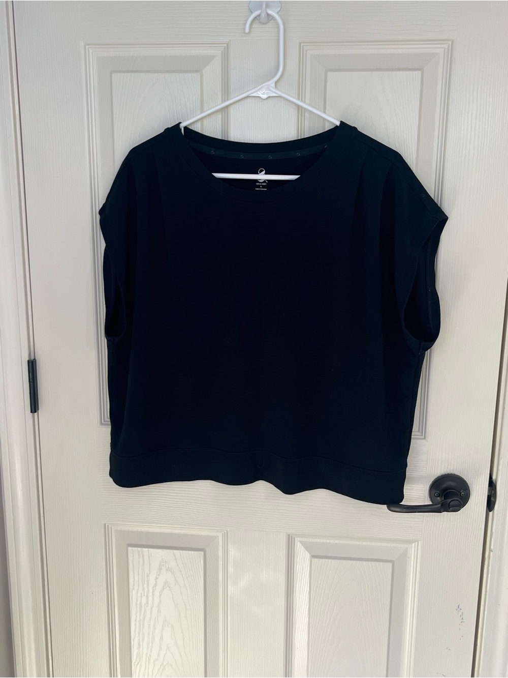 Lou & Grey Black Short-Sleeve Crewneck Crop Top